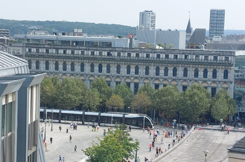 Photo montrant les essais du tram à Liège, place Saint-Lambert